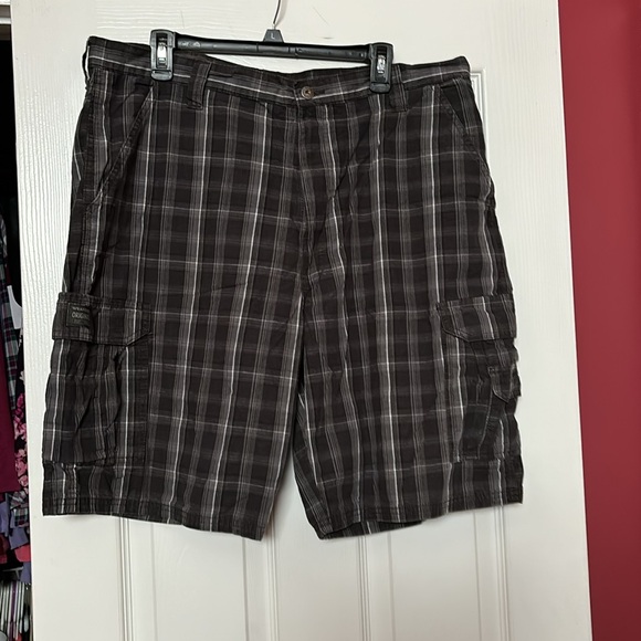 Wrangler original black, gray and white plaid cargo shorts size 38 - Picture 1 of 7
